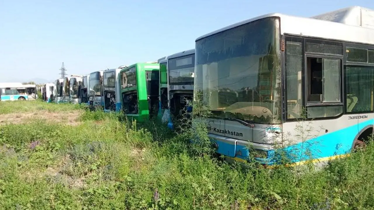 На металлолом в Алматы продали ещё 166 старых автобусов