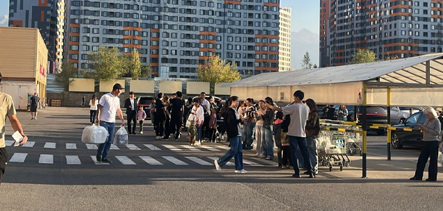 Алматинцы вышли на улицы после тревожного оповещения о землетрясении