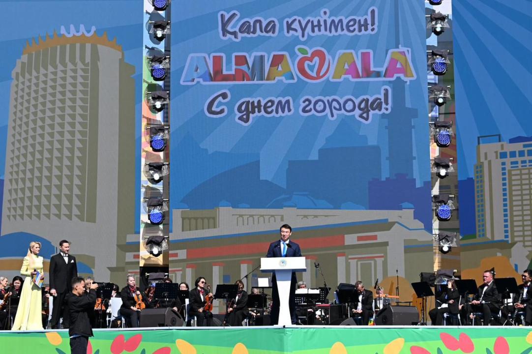 Дархан Сатыбалды поздравил алматинцев с Днем города