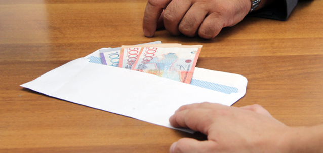 В Казахстане опять возвращаются зарплаты «в конвертах»