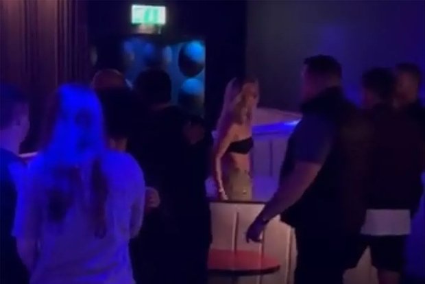 Порнозвезду Бонни Блю избили во время нового скандального секс-марафона