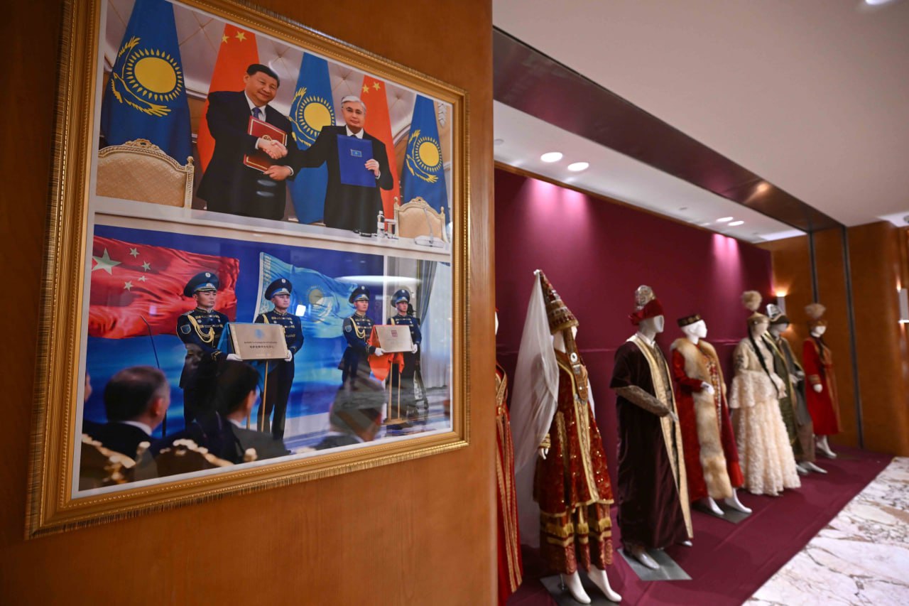 Глава нашего государства в сопровождении министра культуры и туризма КНР Сунь Ели осмотрел Культурный центр