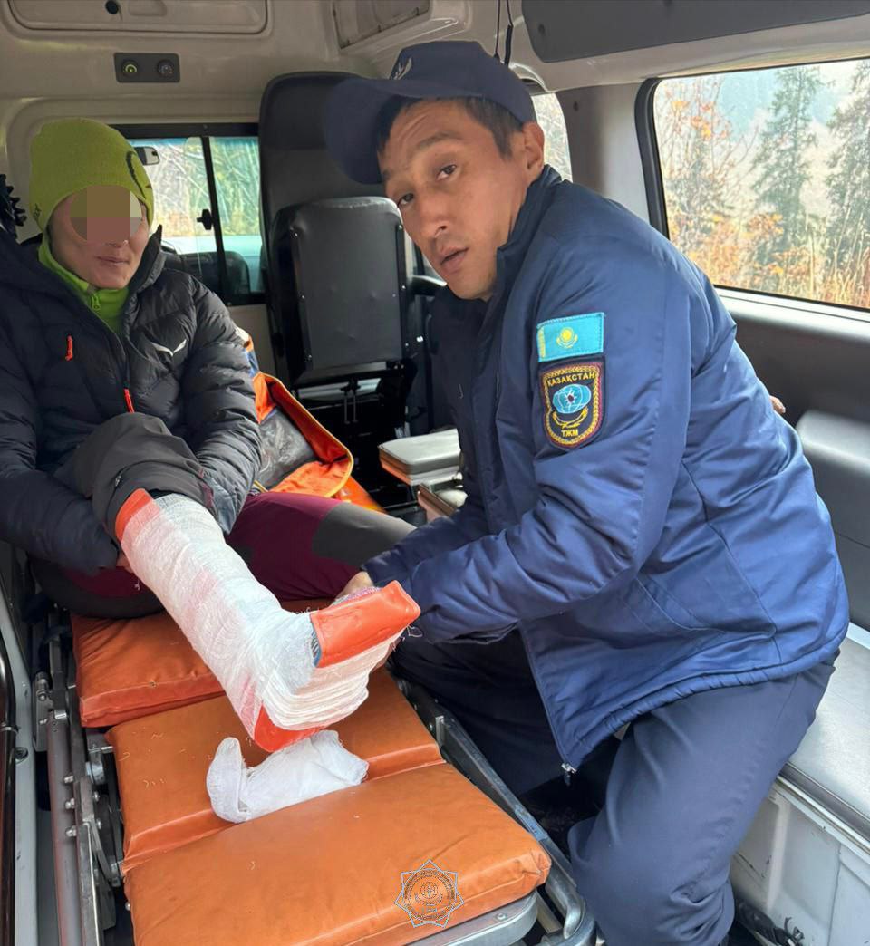 В горах Алматы спасатели МЧС эвакуировали иностранную туристку с пика Пионер