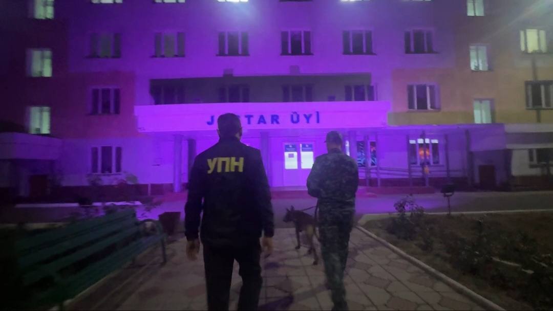 В Талдыкоргане полиция с собакой проверила общежитие колледжа