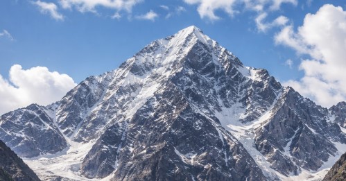 Спасатели эвакуировали травмированного туриста с пика Нурсултан в Алматы