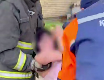 Сотрудники МЧС спасли двух человек из задымлённой квартиры