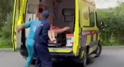 Женщину с двумя детьми спасли из горящей квартиры в Костанае