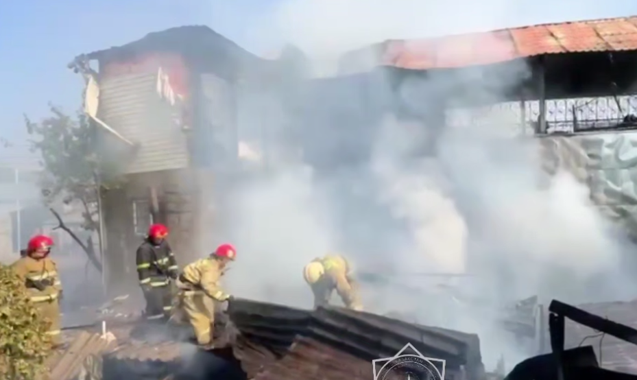 Огнеборцы потушили пожар в частном доме в Алматы