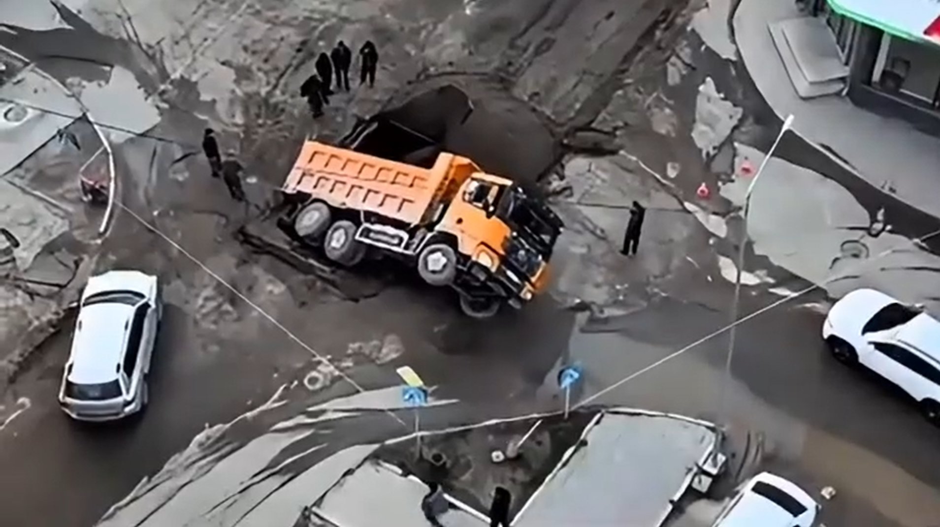 На дороге в центре Семея образовался провал