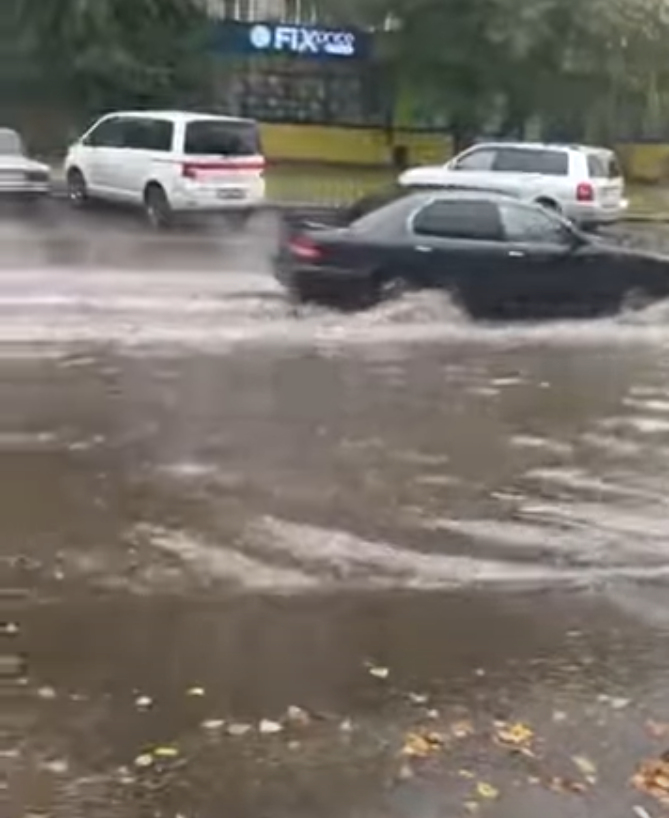 Из-за сильного дождя подтопило участки улиц в Усть-Каменогорске