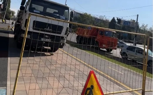 В Бостандыкском районе Алматы устраняют повреждение теплотрассы