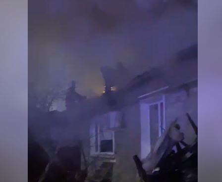 В Костанае пожарные потушили возгорание в частном доме, рассчитанном на две семьи