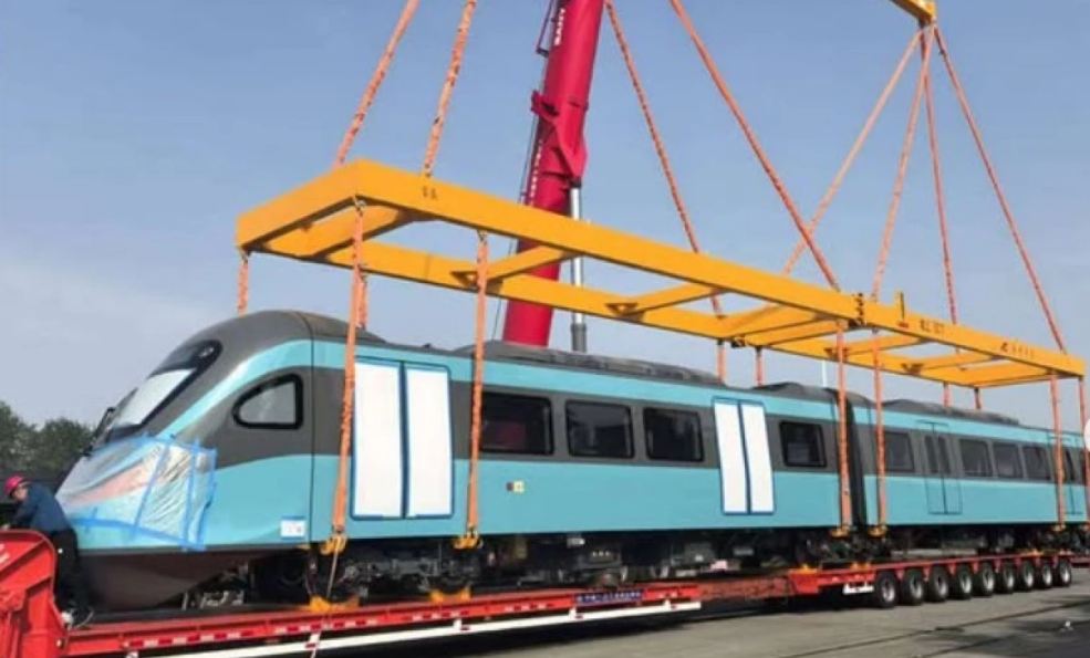 В столицу прибыли ещё два подвижных состава для ЛРТ