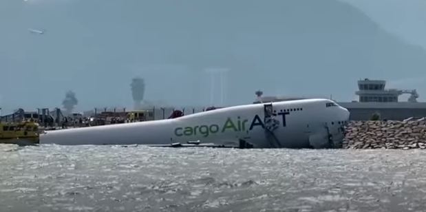 В Гонконге в море упал грузовой самолет