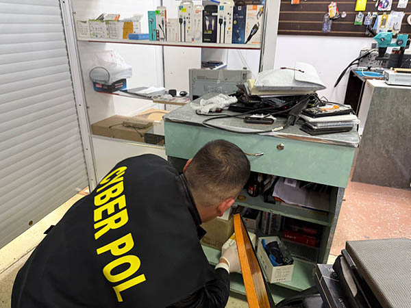 В Рудном мастер по ремонту телефонов похищал деньги со счетов своих клиентов