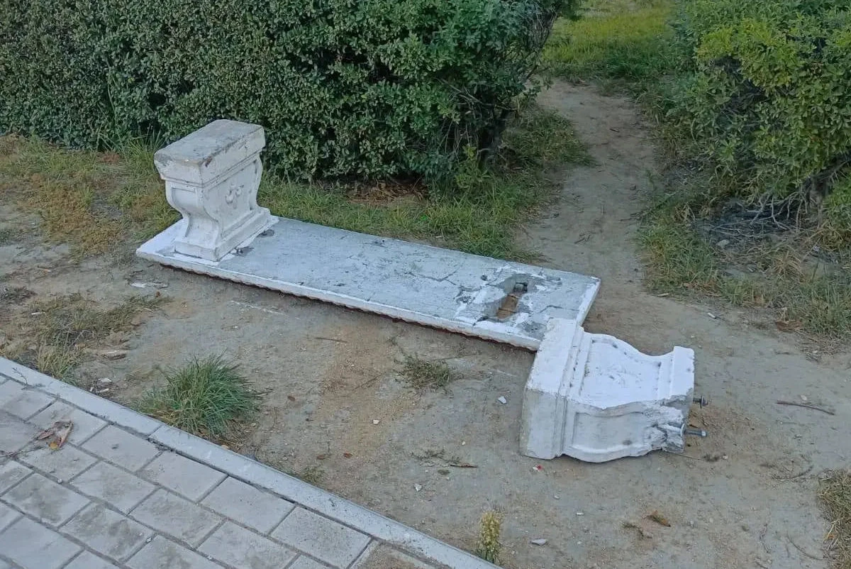 В Актау арестовали мужчину, повредившего городской монумент и лавочки