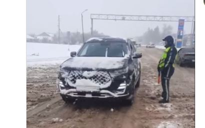 В Павлодаре и области из-за снега резко ухудшилась ситуация на дорогах