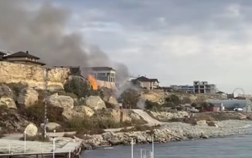 Сухостой горел на скальной тропе в Актау