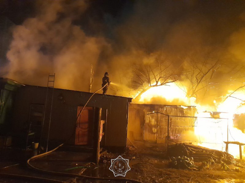В Абайской области сотрудники МЧС потушили пожар, возникший в частном секторе
