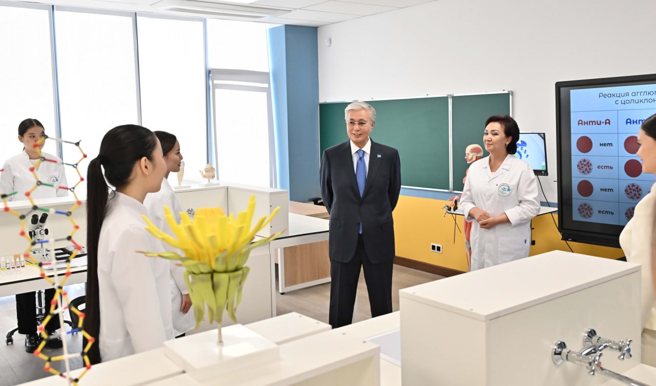 Глава государства ознакомился с деятельностью творческо-инновационной академии «Сыр жұлдыздары»