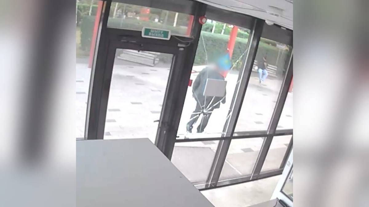В Астане мужчина разбил окно полицейского поста