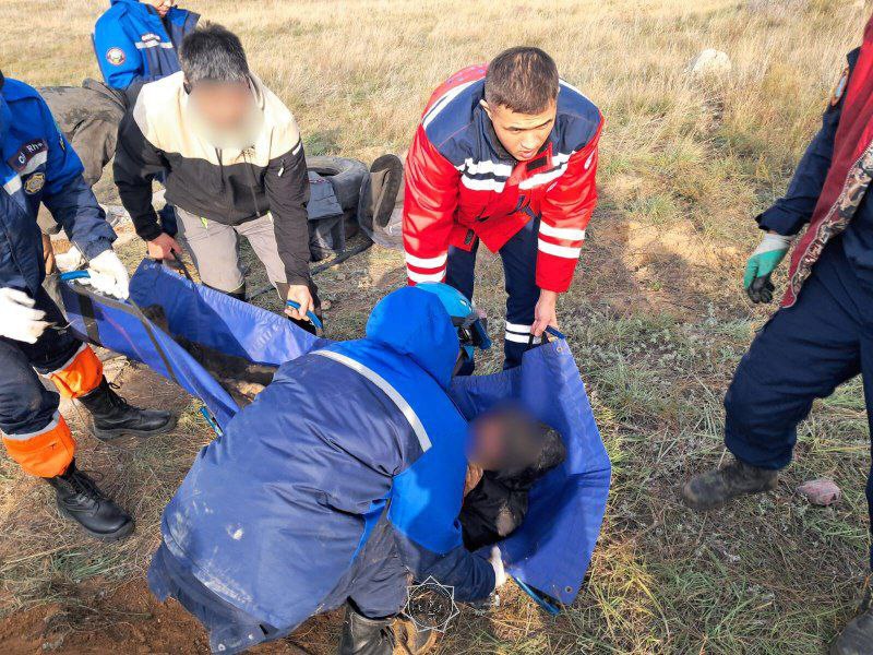 В Аксу спасатели МЧС вытащили мужчину из завала