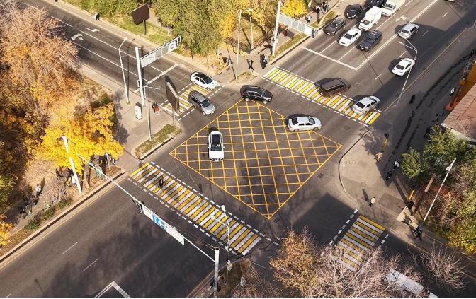 В Алматы на десяти перекрестках появилась «вафельная» разметка