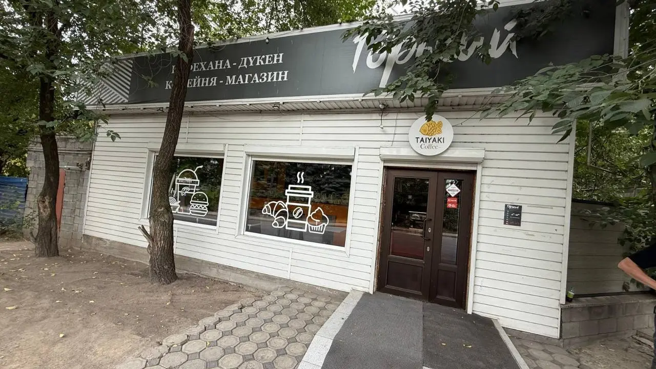 В Алматы снесли построенное без разрешений кафе