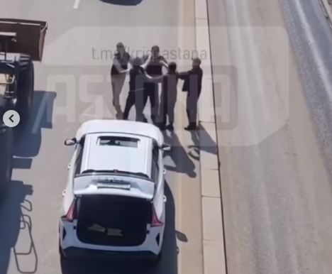 В Алматы на видео сняли очередную драку между водителями на дороге