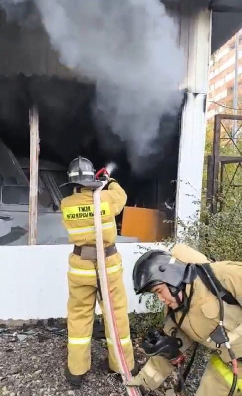 В Степногорске огнеборцы спасли два автомобиля и предотвратили взрыв газового баллона во время пожара