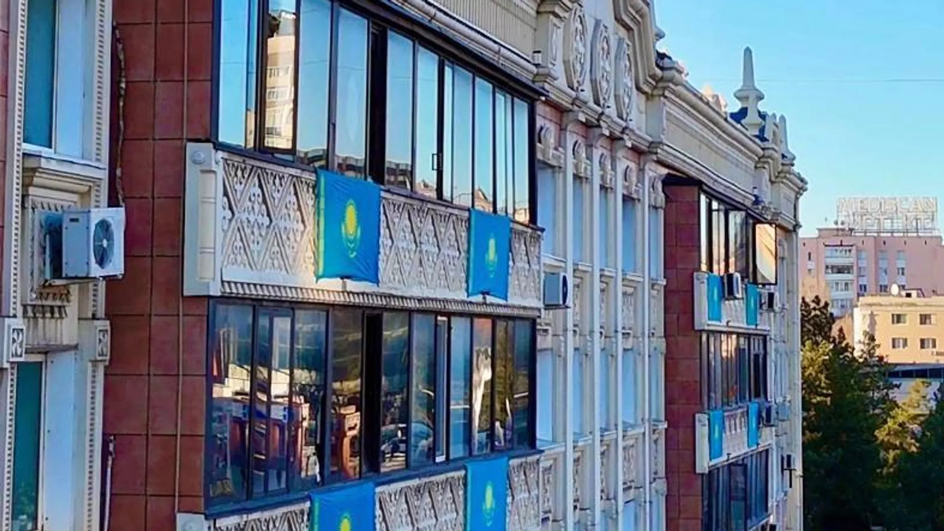 Тысячу флагов Казахстана вывесили на балконах жилых домов в Астане ко Дню Республики