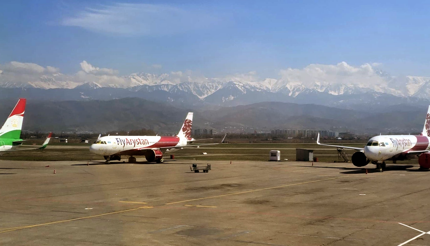 Пассажирка рассказала, почему встала на колени перед сотрудниками FlyArystan