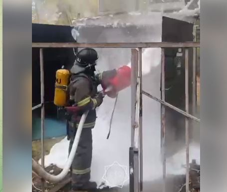 В Уральске огнеборцы потушили горящий трансформатор