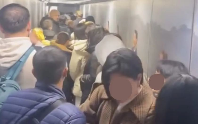 Рейс «Астана → Актау» был задержан из-за агрессивного поведения одного из пассажиров