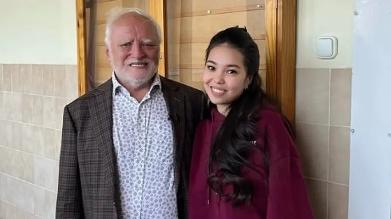 Казахстанка встретила человека-мема Гарольда