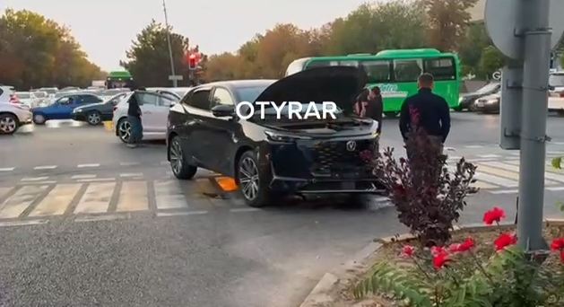 В Шымкенте на перекрёстке Байтурсынова и Желтоксан произошло ДТП