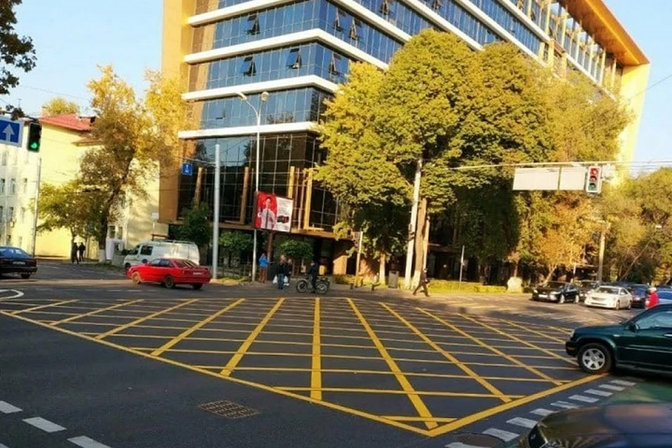 "Вафельная" разметка появилась на трёх перекрёстках Алматы