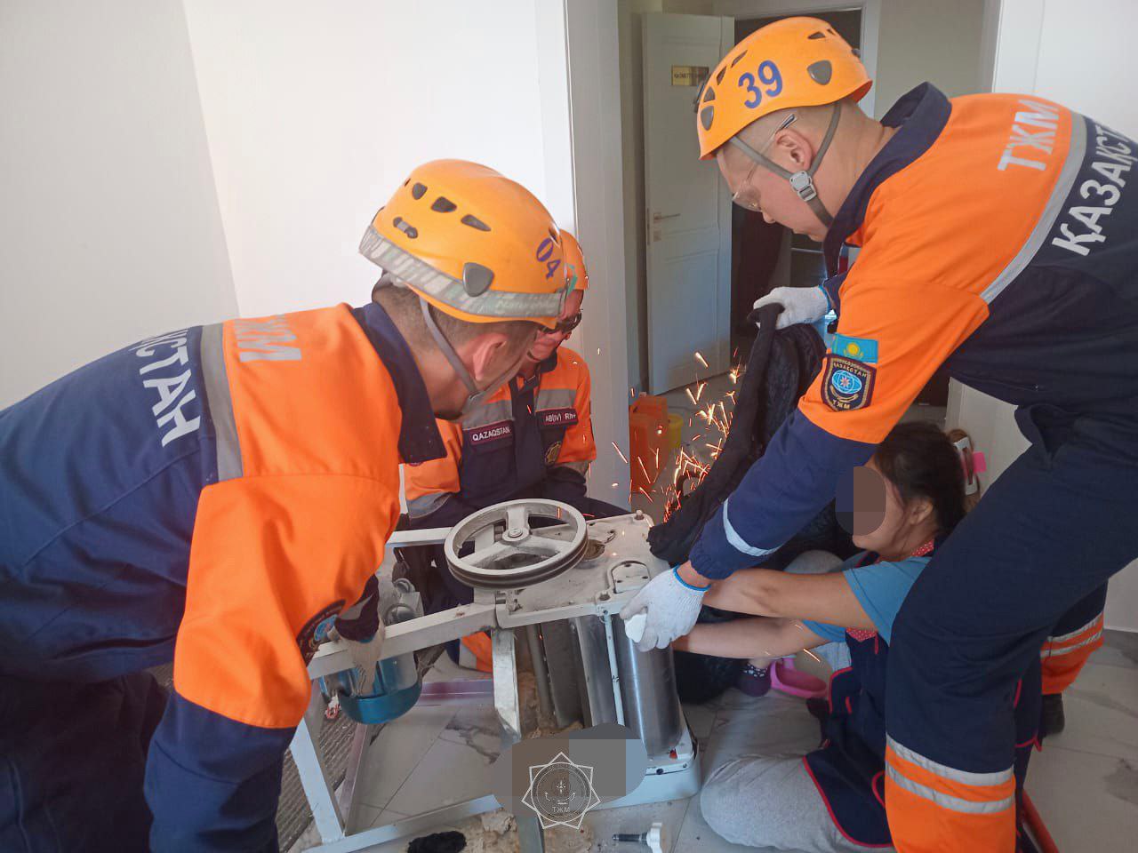 Тестораскаточная машина зажала руку женщины в Уральске