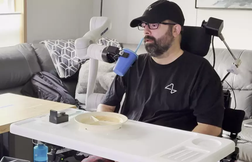 Пациент с Neuralink в мозгу показал, как управляет робо-рукой силой мысли