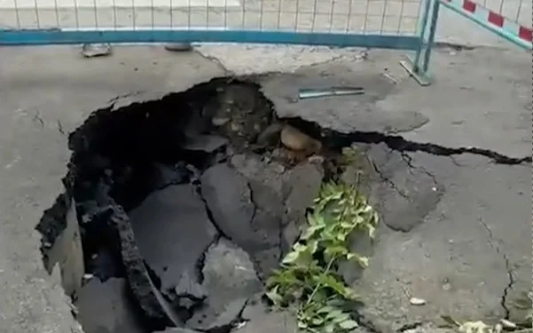 В Алматы асфальт провалился под спецтехникой