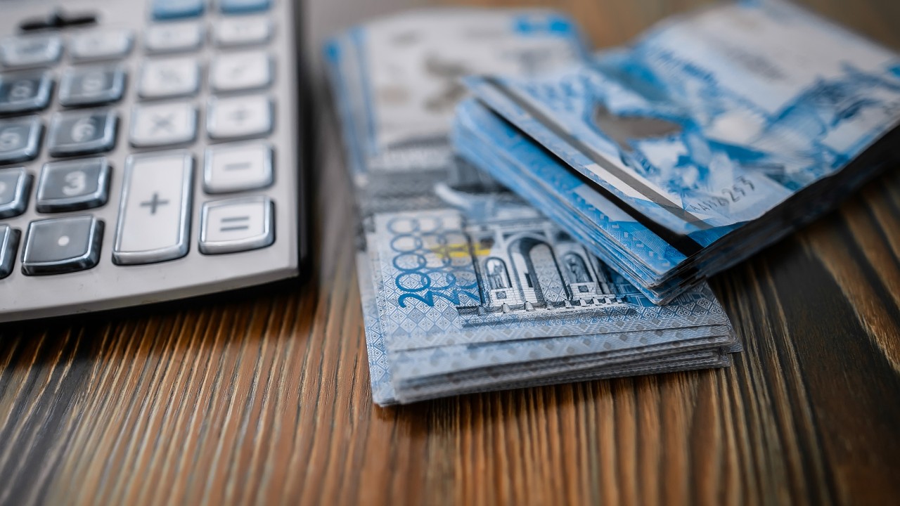 Экс-чиновника и подрядчика осудили за хищение 291 млн тенге в Аксу