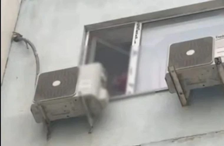 Полицейский спас 4-летнюю девочку от падения из окна в Атырау