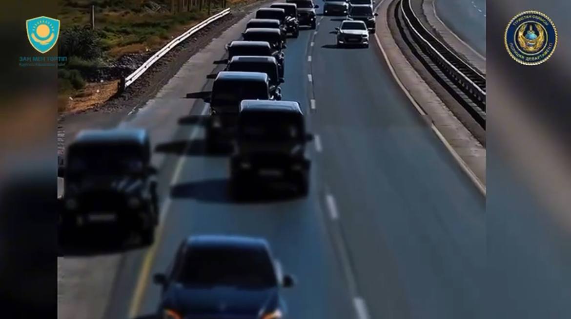 В Туркестанской области полиция привлекла к ответственности водителей свадебного кортежа