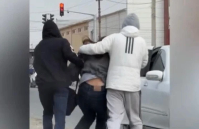 В Атырау пранкеры силой затащили девушку в машину