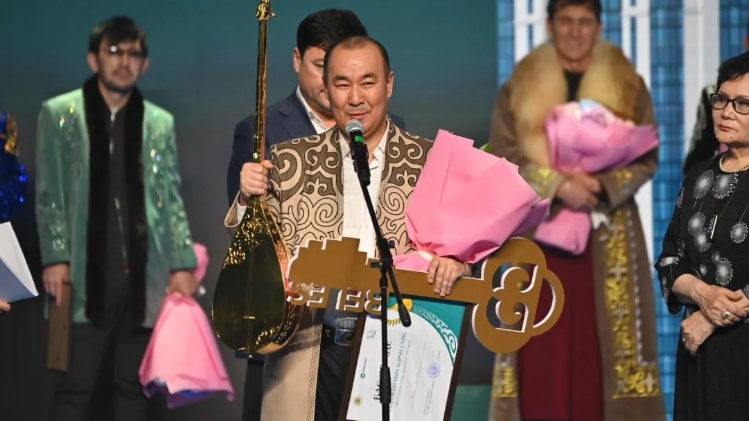 Казахстанец выиграл квартиру в айтысе