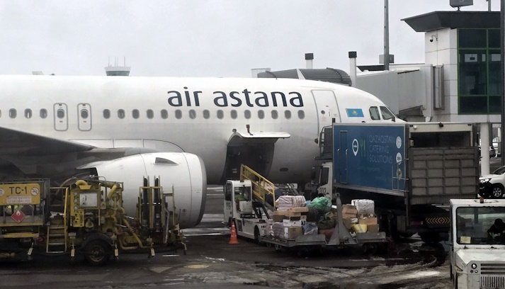 «Мелким шрифтом» - почему Air Astana не обязана кормить пассажиров при смене борта на FlyArystan