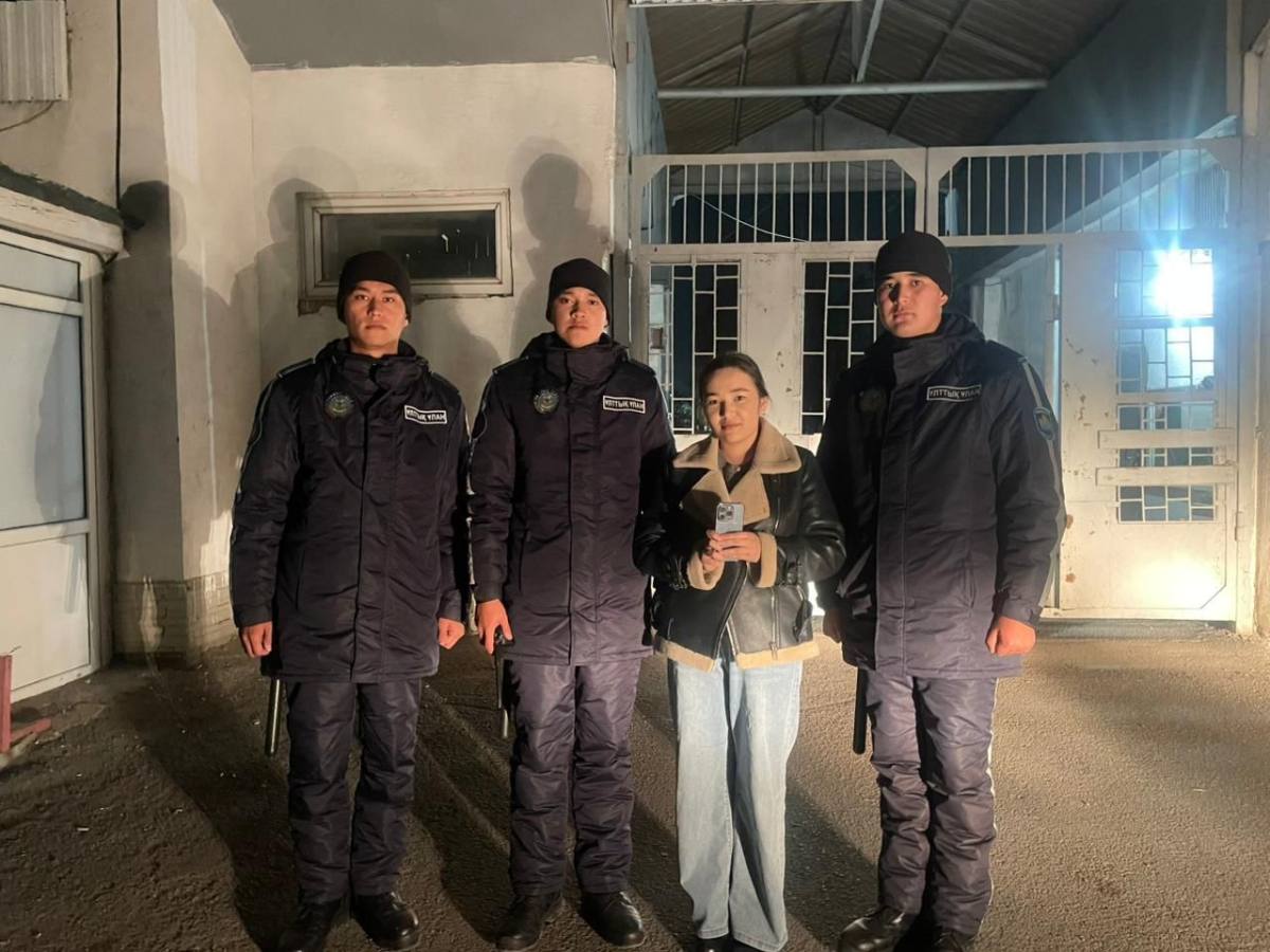 Гвардейцы вернули потерянные смартфоны владельцам в Астане