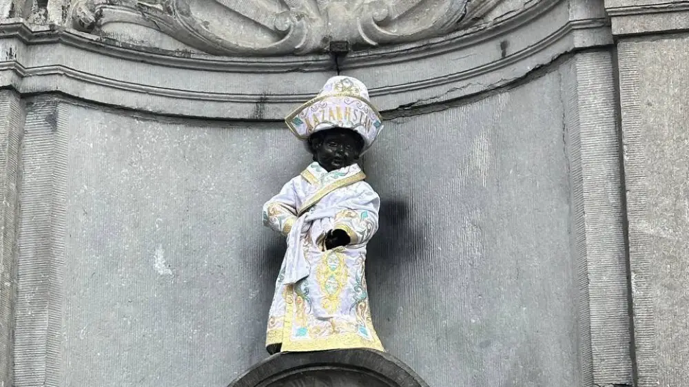 Казахский чапан надели на “Писающего мальчика“ в Брюсселе