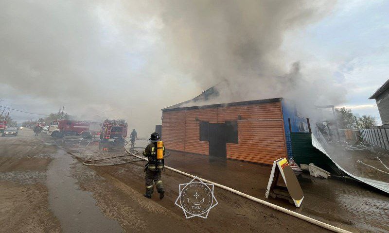 Спасатели МЧС ликвидировали пожар в кафе в ЗКО