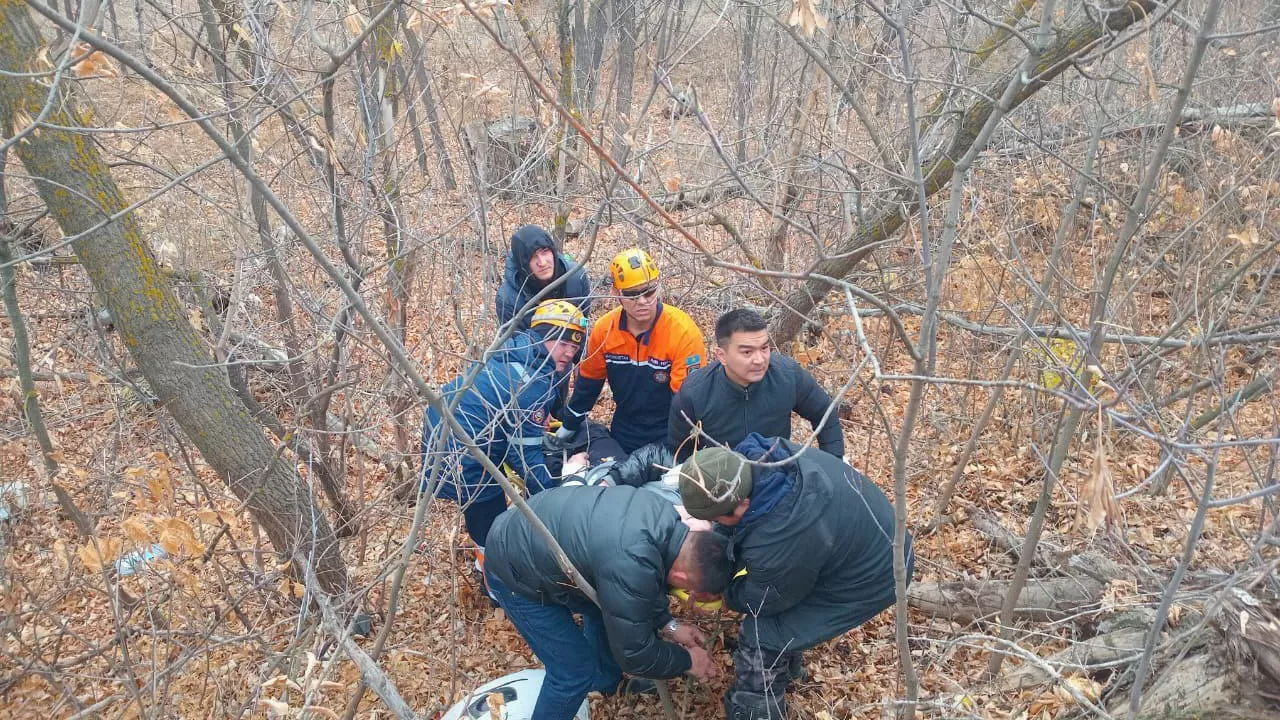 В Уральске спасатели МЧС помогли пострадавшему в ДТП
